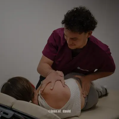 étudiant en train d'effectuer une manipulation sur une table de pratique