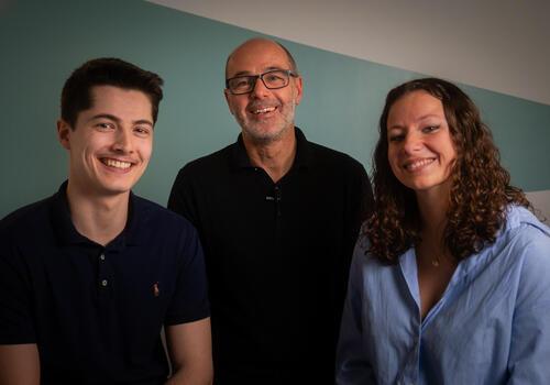 étudiant.e.s et professeur d'Ostéobio souriant