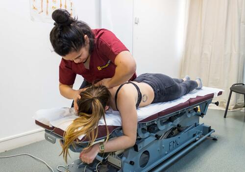 manipulation ostéo par une éléve de l'école d'ostéotathie à paris ostéobio