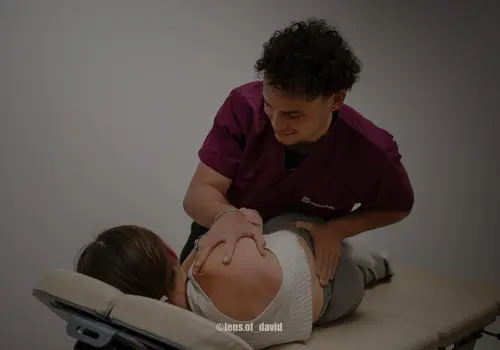 étudiant en train d'effectuer une manipulation sur une table de pratique