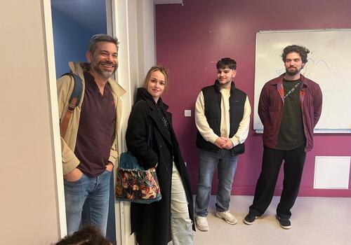 Discussion entre étudiant.es et professeurs sur le campus Ostéobio