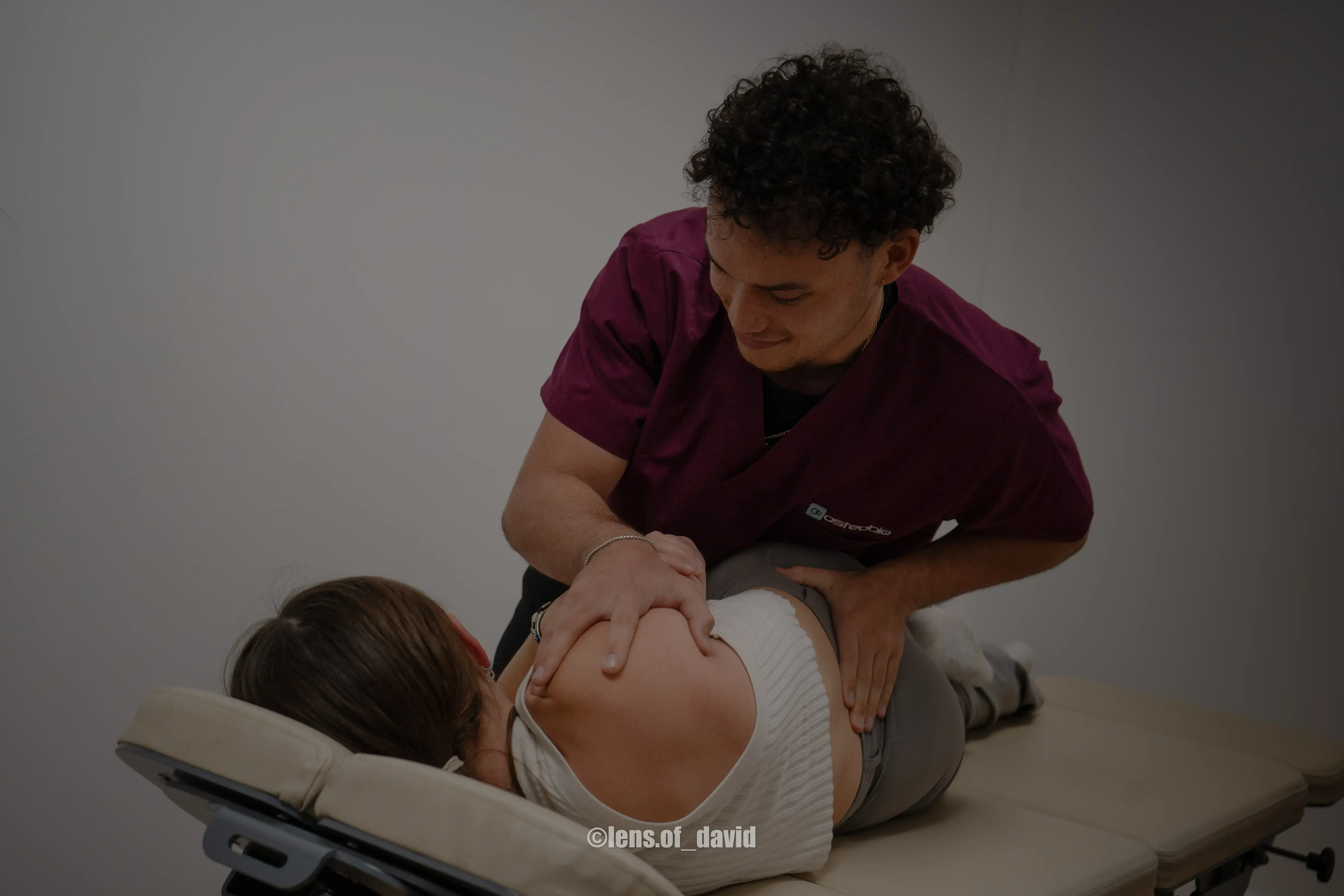 étudiant en train d'effectuer une manipulation sur une table de pratique